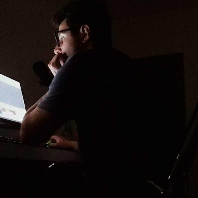 Felipe lendo no computador